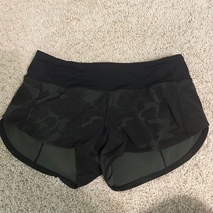 lululemon camo speed up shorts 2.5 inch size 4